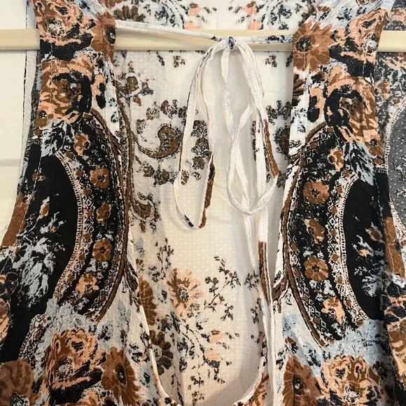 Sleeveless High-Low Floral Paisley Dress in White and Brown - Picture 4 of 7